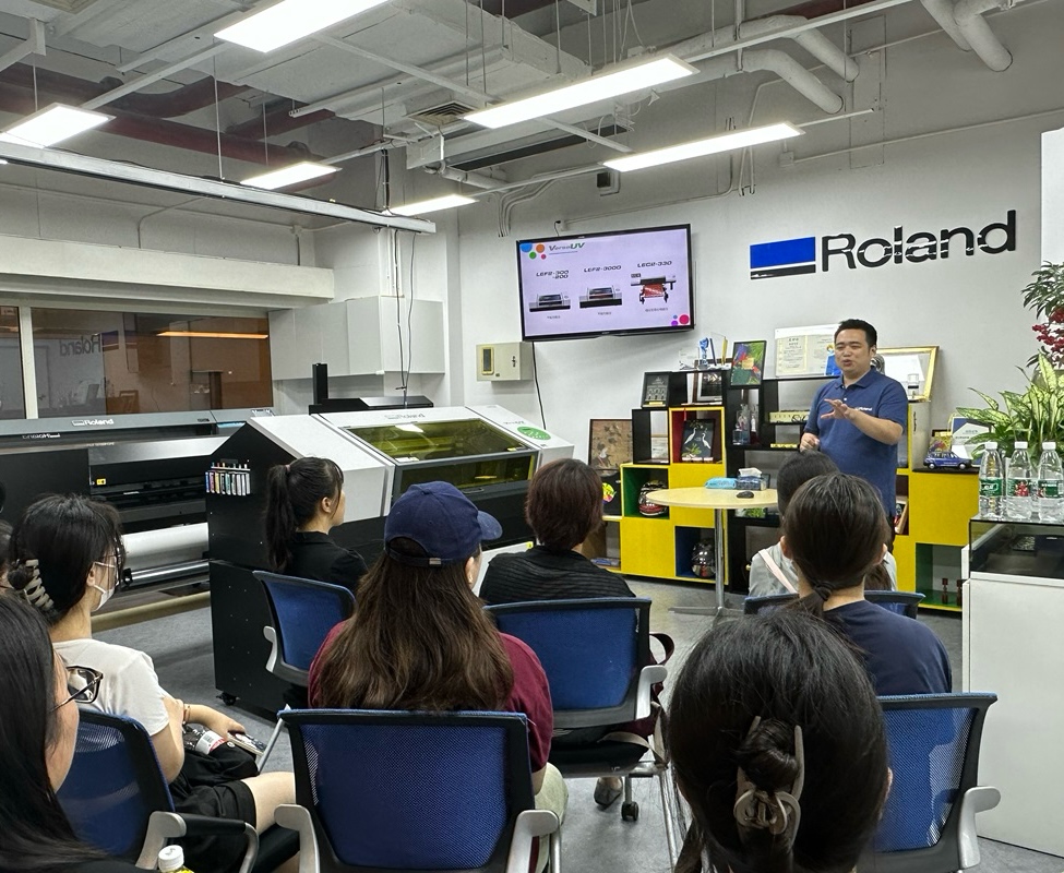 帶領(lǐng)學(xué)生參觀(guān)RolandDG工作室學(xué)習(xí)之旅