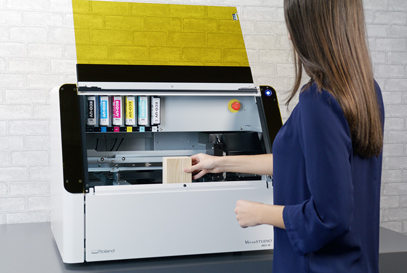 上海納艾升攜手RolandDG與上海海事大學(xué)聯(lián)袂亮相建平中學(xué)“建平杯”，AI智能小車賽道點燃科技熱情